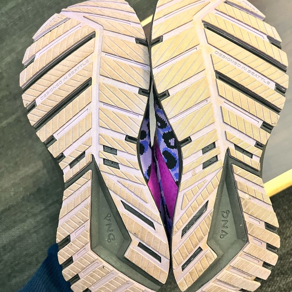 Brooks Glycerine' Purple Leopard Sneakers 8 LIKE NEW - Picture 8 of 8